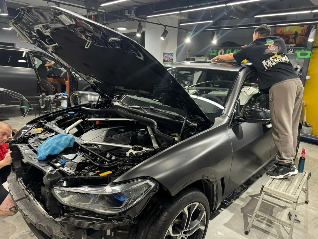 BMW X6 в цеху Carbon: снят бампер, открыт капот, идет оклейка