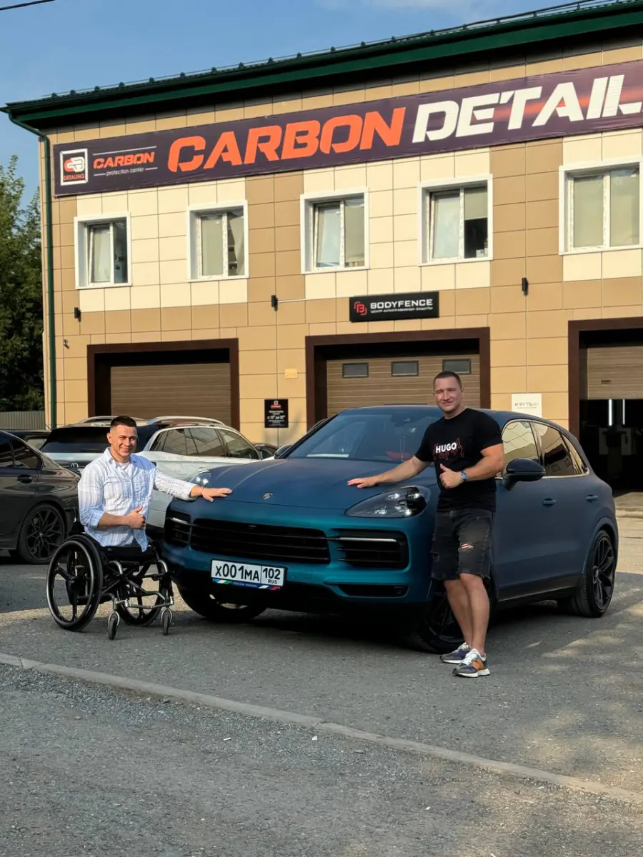 Клиент и мастер у фасада студии CARBON в Уфе