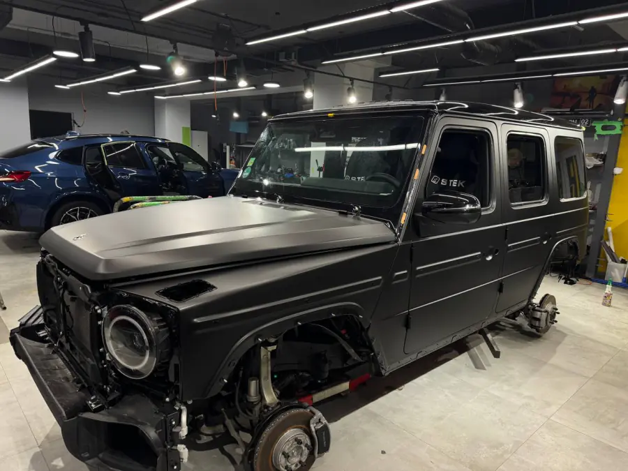Mercedes G-класса без бамперов и фар перед оклейкой