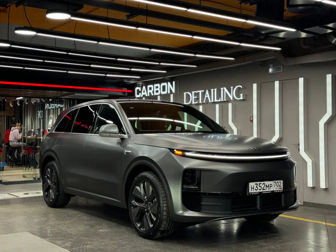 Li L9 после оклейки под вывеской Carbon