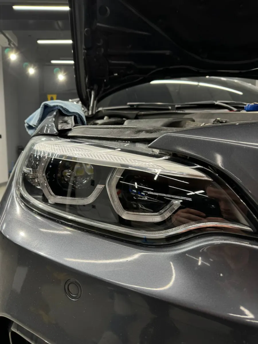 Фара BMW под защитной пленкой крупным планом