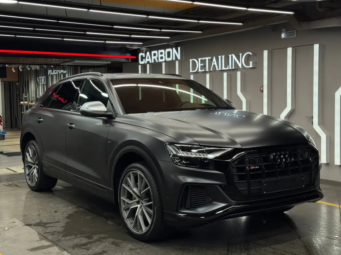 Audi Q8 в матовой пленке у студии Carbon